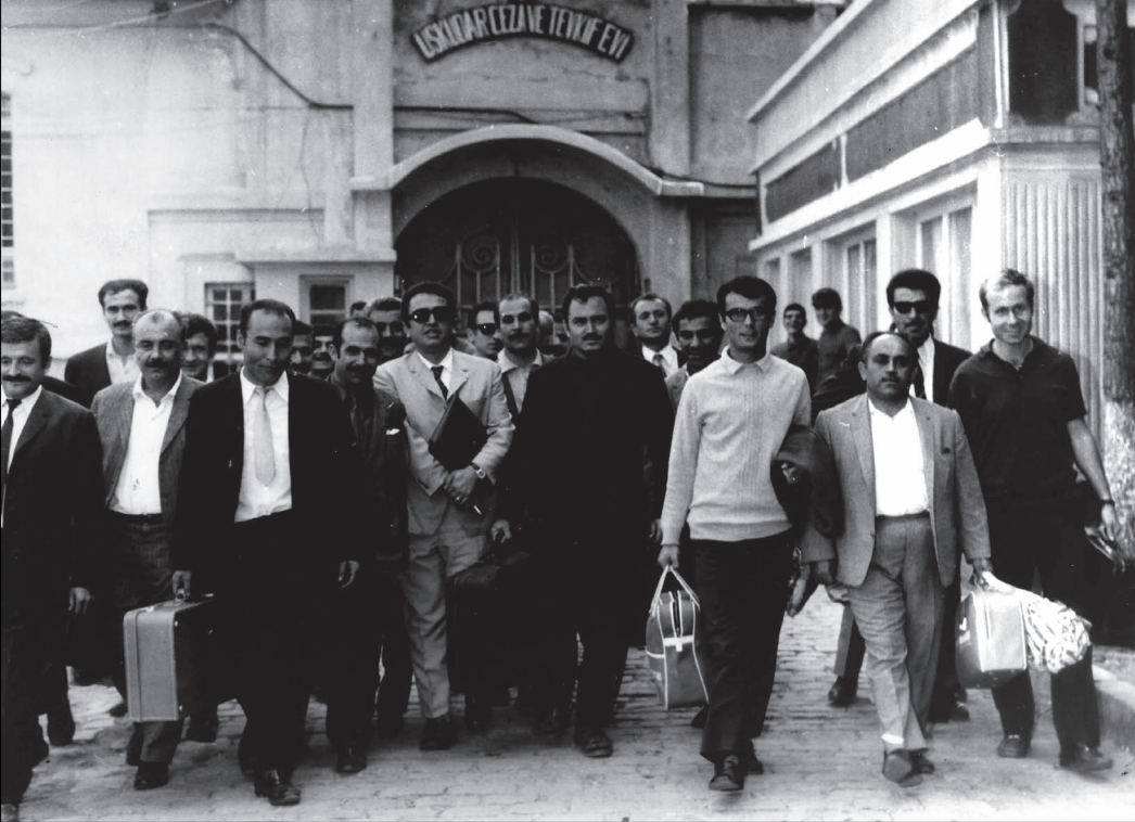 DİSK yöneticilerinin Üsküdar Ceza Tevkif Evi önündeki tarihi fotoğrafı.